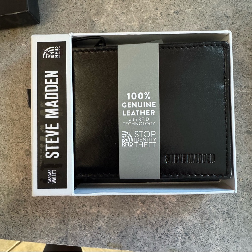 Steve Madden Men’s Leather RFID Wallet
